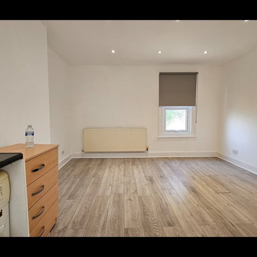 1 Bed Flat, Long Lane, N3 - Photo 1