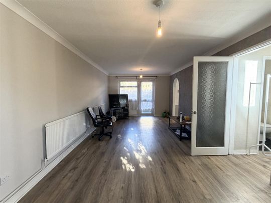 3 Bedroom House - End Terrace To Let - Photo 1