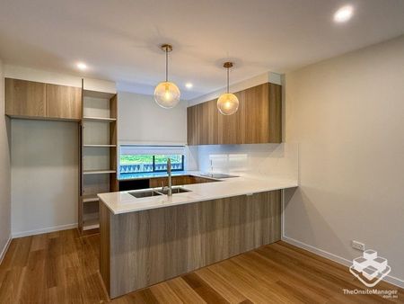 Brand-New Modern Townhouse with Solar Power in Prime Toowong Location - Photo 5