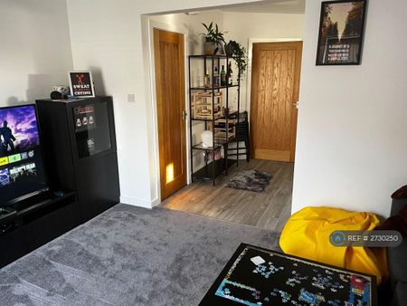 1 bedroom in a house share to rent - Photo 2