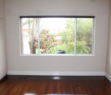 Spacious Family Home in Peaceful Court Location - Lawn Mowing Included - Photo 1