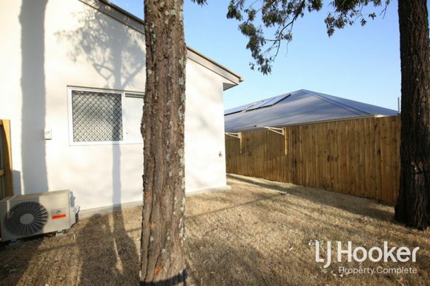 Modern 2 Bedroom Duplex with Air Con in Main Bedroom & Living Area! - Photo 1