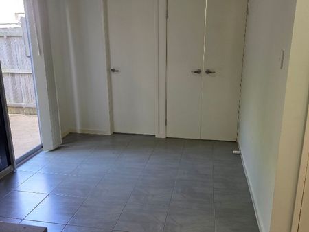 Modern 3-Bedroom Townhouse in Gated Complex – Fantastic Location! - Photo 3