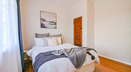 Renovated three-bedroom home - Photo 3