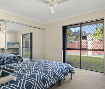 MASSIVE FAMILY HOME IS SET TO IMPRESS - 5 BEDROOMS - LARGE POOL & E... - Photo 2