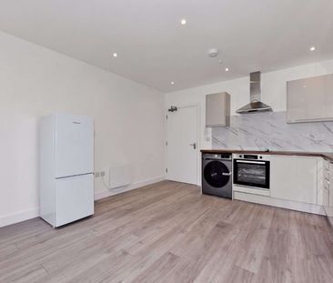 A modern second floor apartment located in the centre of High Wycombe. - Photo 1