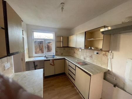 3 bedroom semi-detached house to rent - Photo 5