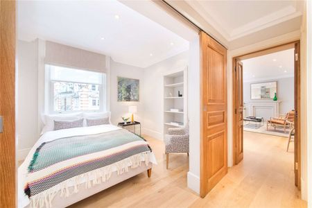 Refurbished, two double bedroom flat with wood flooring throughout, located on the third floor (with lift) of a beautiful red brick period building in Knightsbridge. - Photo 5