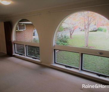 Spacious Family Home with Pool, including fortnightly servicing - Photo 3