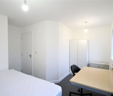 4 bedroom semi-detached house to rent - Photo 3