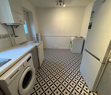 3 bedroom end of terrace house to rent - Photo 4