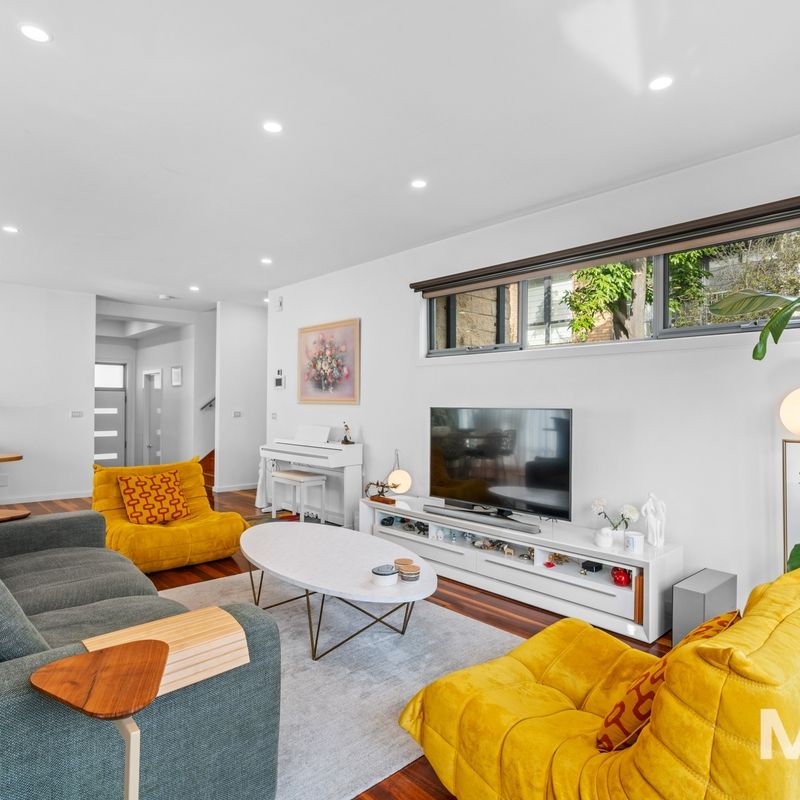 Stunning home in prime location - Photo 1