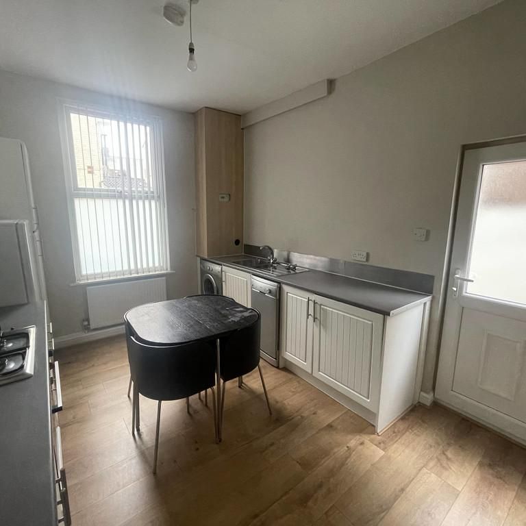 4 bedroom end of terrace house to rent - Photo 1