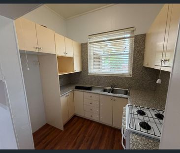 Cosy 2-Bedroom Home with Spacious Backyard - Photo 2