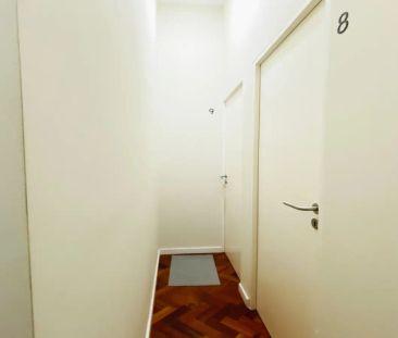 Room in a shared 9-bedroom apartment for rent in Lisbon. - Photo 2