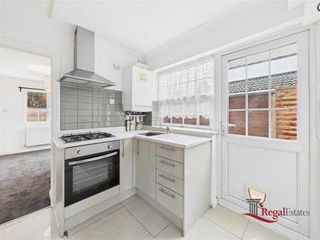 4 bedroom semi-detached house to rent - Photo 5