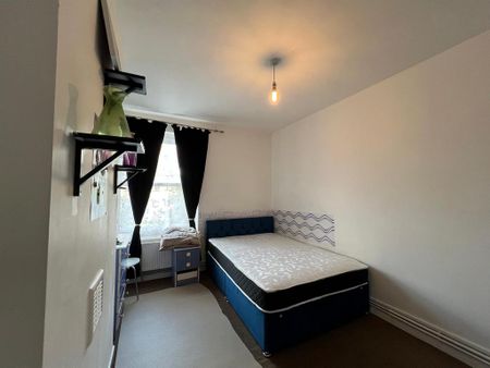 1 bedroom in a flat share to rent - Photo 2