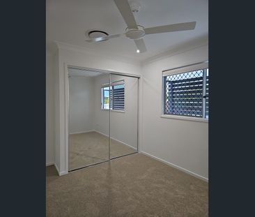 PERFECTLY LOCATED - SPACIOUS 4 BED TOWNHOUSE WITH DUCTED AIRCON - Photo 4