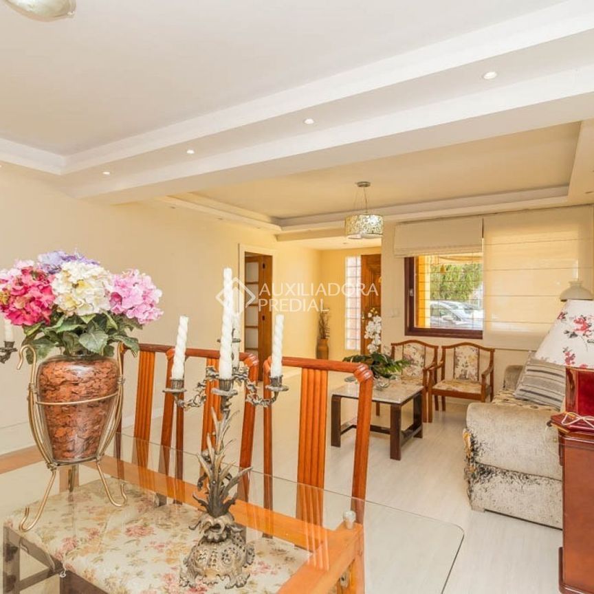 Casa com 3 quartos e 300m² para alugar em Sarandi, Porto Alegre. - Foto 1
