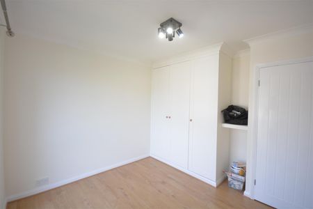 127 Stonecot Hill, Sutton, London, SM3 9HS - Photo 2