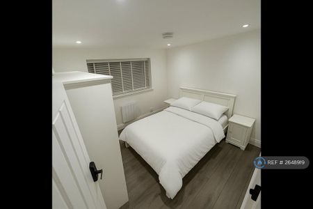 1 bedroom in a flat share to rent - Photo 2