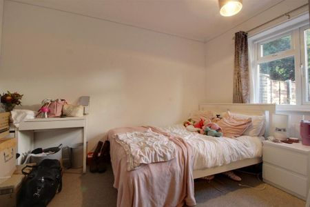 3 bedroom semi-detached bungalow to rent - Photo 5