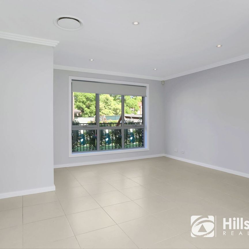 Commanding exquisite transportation convenience - Photo 1