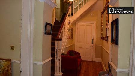 Decorated room in 5-bedroom apartment in Churchtown, Dublin - Photo 2