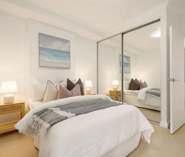 Modern villa-style apartment with lush garden views - Photo 5