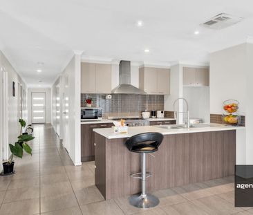 Stunning Family Home in Tarneit VIC! - Photo 1