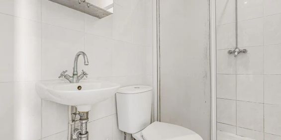 2 bedroom flat in London - Photo 3