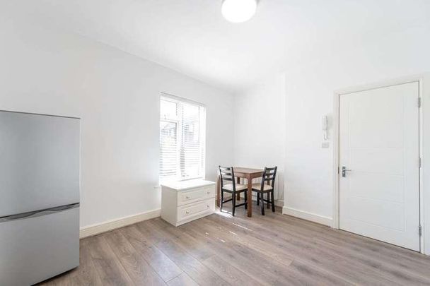 Kingsdown Avenue, East Acton, W3 - Photo 1