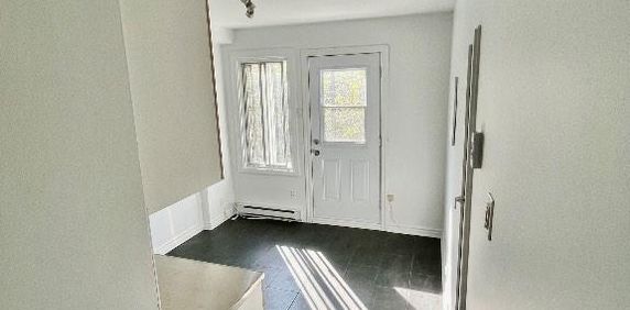 Superbe 3 ½ ensoleillé, libre maintenant, triplex, 2 ième étage, très propre - Photo 2