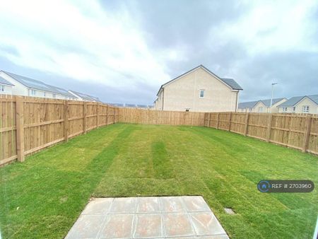 4 bedroom detached house to rent - Photo 2