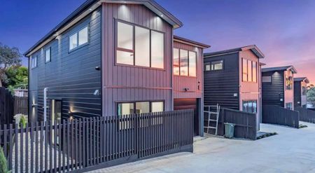 Spacious Family Living in Pakuranga Heights - Photo 2