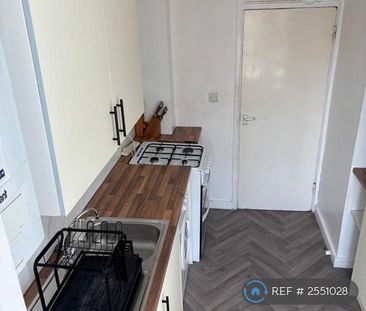 1 bedroom in a flat share to rent - Photo 4