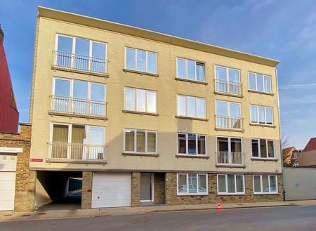 Lichtrijk en gerenoveerd appartement in het centrum van Ieper - Photo 2