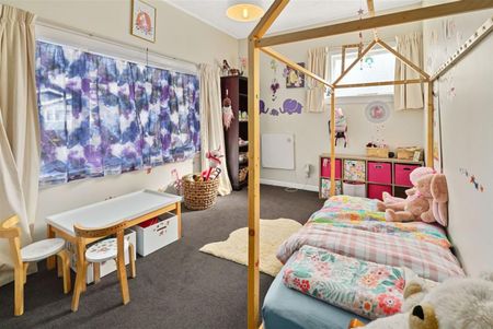 Spacious & Warm 3 Bedroom Family Home - Photo 4