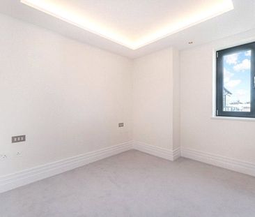 A fabulous example of heritage and contemporary combined, this beautiful two bedroom apartment is located within 50 Kensington Gardens Square, a stunning development which lies in the heart of Bayswater W2. EPC rating: B. - Photo 5