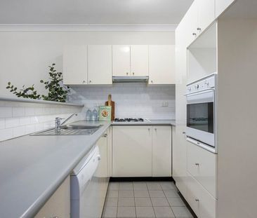 Boutique gem in ideal locale - Photo 4