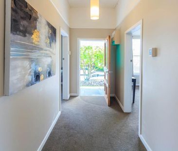 This sunny inviting family home - Photo 1