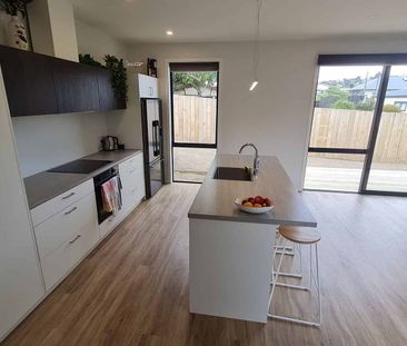 Newly built, 3 bedroom 2 bathroom townhouse. - Photo 1