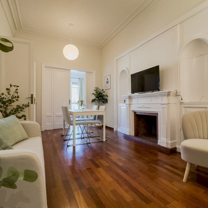 Large room with two windows in calle Balmes &nbsp; &nbsp; - Photo 1