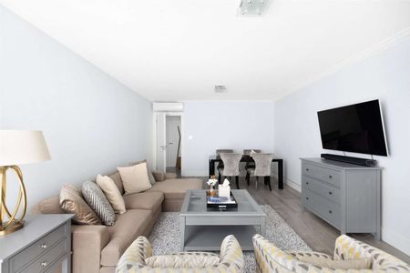 A large, one bedroom flat in a smart portered block well located for Kensington Olympia, Hammersmith and Kensington High Street - Photo 2