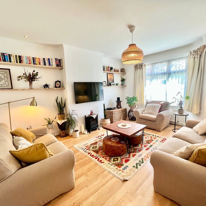 3 Bed Semi-Detached House, Station Road, NW4 - Photo 1