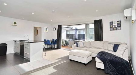 Modern sundrenched fully furnished rear townhouse in excellent central location! - Photo 5