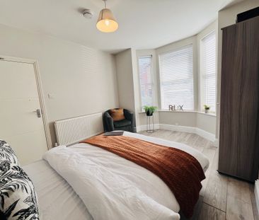 BEDROOM 1- LARGE DOUBLE - Photo 6