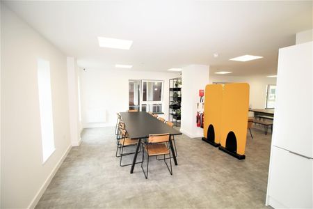 London Road, Town Centre - Photo 3