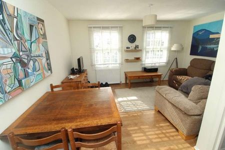 Pollys Yard, Newport Pagnell, MK16 - Photo 4