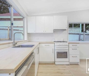 Charming Cottage In Central Location - Photo 1